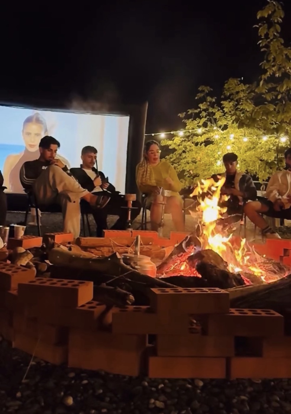 جلسة جماعية وسينما حول نار المخيم